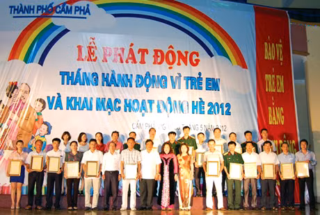 Lãnh đạo TP Cẩm Phả tặng giấy khen cho các tổ chức, cá nhân đã tham gia ủng hộ Quỹ Bảo trợ trẻ em tại lễ phát động Tháng hành động vì trẻ em năm 2012.