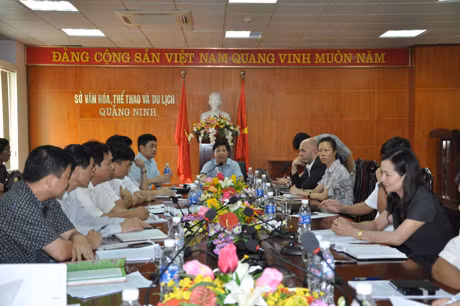 Đồng chí Hà Quang Long, Giám đốc Sở Văn hóa, Thể thao và Du lịch chủ trì buổi làm việc.