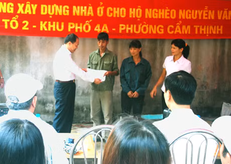 Đại diện Ngân hàng thương mại CP công thương Việt Nam (Chi nhánh Quảng Ninh) trao tiền hỗ trợ cho vợ chồng anh Nguyễn Văn Hùng.