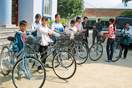 Quỹ Bảo trợ trẻ em tỉnh cùng các nhà hảo tâm trao tặng xe đạp cho học sinh có hoàn cảnh khó khăn của huyện Bình Liêu.