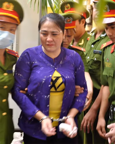 Bà Liễu được áp giải vào tòa.