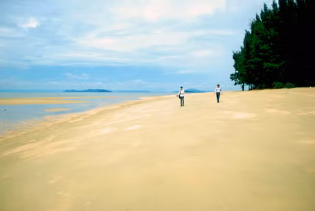 Bãi biển Cái Chiên rất đẹp, cát trắng mịn.