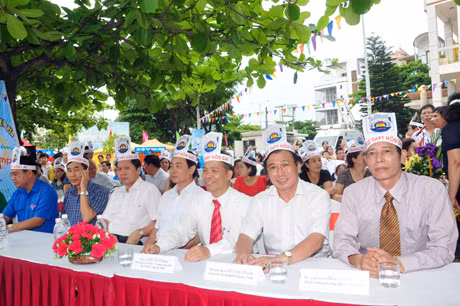 Các đồng chí đại diện cho các sở, ban, ngành của tỉnh tới dự.