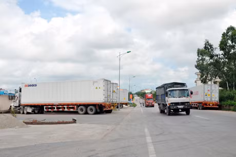 Hàng hóa tạm nhập tái xuất chờ tái xuất qua Khu kinh tế cửa khẩu Móng Cái.