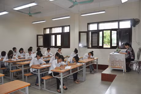 Các thí sinh làm bài thi tại HĐT Trường THPT Trần Phú (Móng Cái).