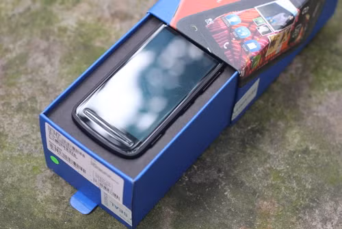 Giá bán của Nokia 808 PureView rẻ hơn bản Lumia 900. Ảnh: Tuấn Anh.