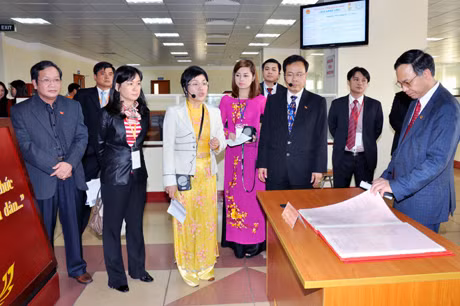 Các đại biểu dự Hội nghị Xúc tiến đầu tư Quảng Ninh 2012 tham quan, tìm hiểu việc quản lý CCVC ở Trụ sở liên cơ quan số 2 của tỉnh.