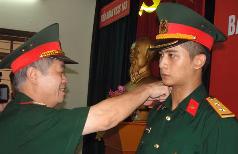 Thiếu úy 22 tuổi Nguyễn Anh Tuấn dũng cảm khống chế nghi phạm có hung khí. Ảnh: Việt Dũng.