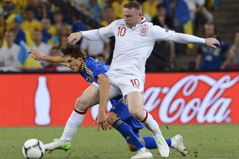 Rooney (trắng) không có nhiều cơ hội nhưng đã ghi bàn duy nhất trận đấu.