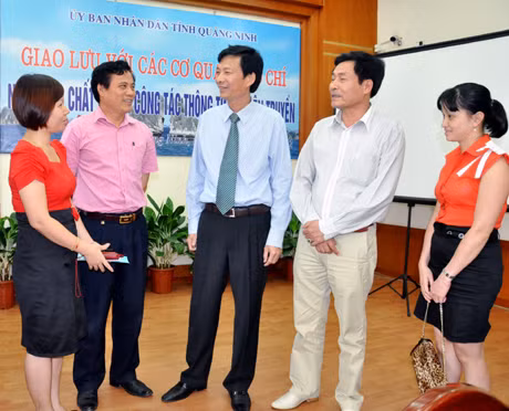 Đồng chí Nguyễn Văn Đọc, Phó Bí thư Tỉnh ủy, Chủ tịch UBND tỉnh trò chuyện với các nhà báo tại buổi giao lưu với các cơ quan báo chí, tháng 6-2012.