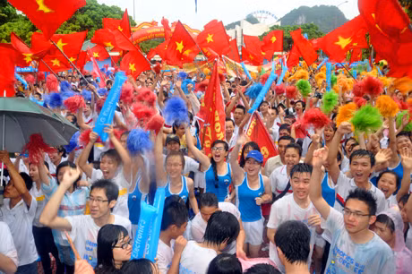 Các cổ động viên vỡ òa sung sướng khi Đặng Thái Hoàng trở thành nhà vô địch đường lên đỉnh Olympia.