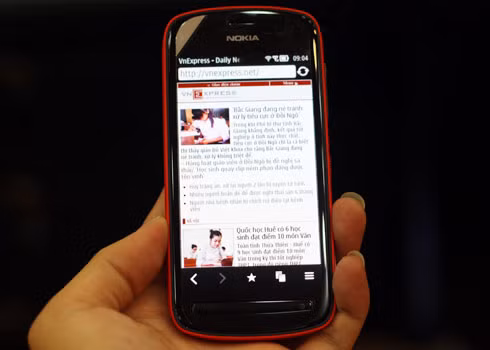 Pureview 808 chính hãng bất ngờ được bán ra tại VN. Ảnh: Huy Đức.
