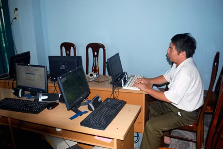 Để viết được bài báo, ông Minh phải nhẩm thuộc trong đầu rồi mới ngồi vào bàn máy vi tính.