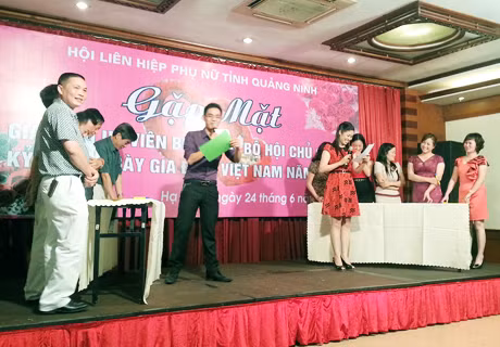 Phần giao lưu giữa các gia đình cán bộ hội phụ nữ nhân Ngày Gia đình Việt Nam năm 2012.