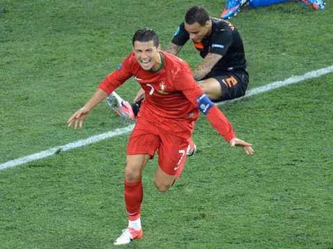 Cú đúp của Ronaldo đem về thắng lợi cùng chiếc vé đi tiếp cho Bồ Đào Nha. Ảnh: AFP.