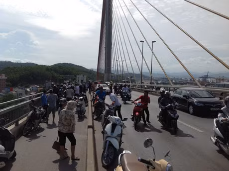 Người dân dừng lại giữa cầu chứng kiến sự việc.