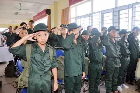 Bài học đâu tiên với nghi thức chào cờ.