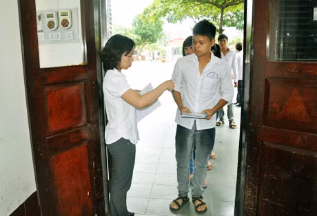 Gọi thí sinh vào phòng thi tại HĐT Trường Trần Phú (TP Móng Cái) trong kỳ thi tốt nghiệp THPT năm học 2011-2012.