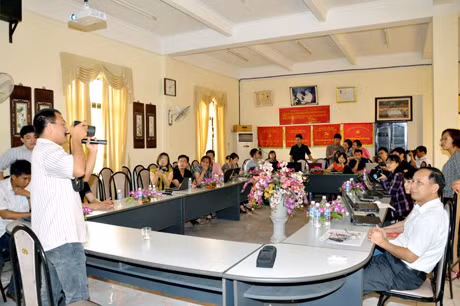 Sinh hoạt nghiệp vụ nâng cao chất lượng ảnh báo chí ở toà soạn Báo Quảng Ninh. Ảnh: Ngọc Hà