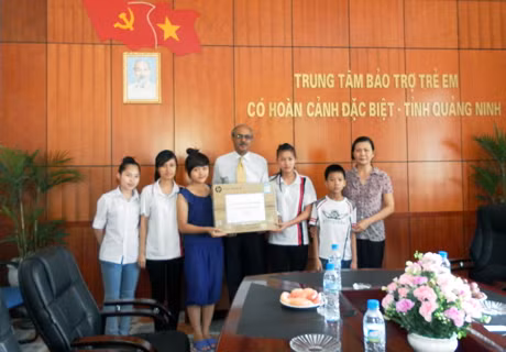 Ngài Shahid M.G Kiani, Đại sứ đặc mệnh toàn quyền Pakistan tại Việt Nam tặng quà cho Trung tâm Bảo trợ trẻ em có hoàn cảnh đặc biệt tỉnh Quảng Ninh.