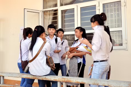 Các thí sinh tranh thủ trao đổi lại kiến thức trước giờ thi.