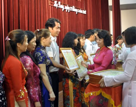 Đồng chí Vũ Thị Thu Thuỷ, Phó Chủ tịch UBND tỉnh trao Bằng khen của UBND tỉnh cho các 27 gia đình tiêu biểu.