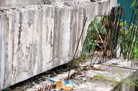 Đối với gói thầu số 9 thi công cầu vượt Bàn Cờ và mở đường vào cảng, ga Cái Lân do liên danh nhà thầu Tổng Công ty Xây dựng Thăng Long, Công ty CP Công trình đường sắt và Công ty CP Xây lắp dầu khí I thi công cũng đã dừng vài tháng nay, 2 đầu đường dẫn lên cầu cỏ mọc nước ngập, thép chờ đầu mố rỉ sét.
