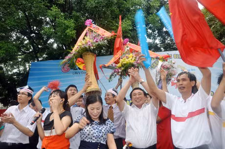 Cả sân trường vỡ òa trong niềm vui sướng khi Thái Hoàng trở thành nhà vô địch Đường lên Đỉnh Olympia.