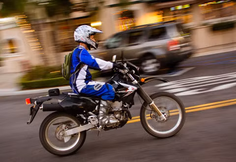 Suzuki DR-Z400S bon bon trên phố.