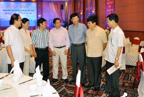 Các đồng chí lãnh đạo tỉnh trò chuyện với các nhà báo.