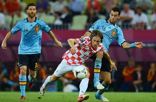 Real muốn cướp Modric (giữa) trước mũi M.U - Ảnh: Getty