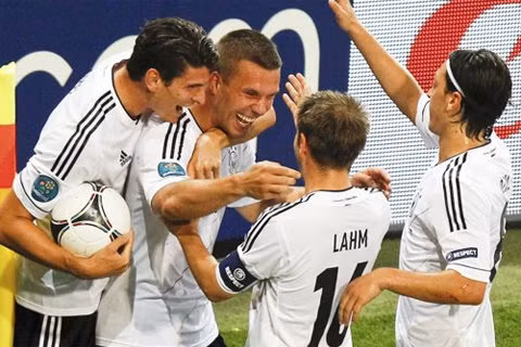 Đức toàn thắng 10 trận ở vòng loại và giờ giành tối đa điểm số ở vòng bảng Euro 2012.