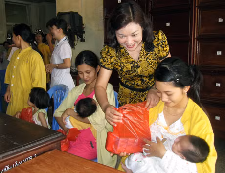 Đồng chí Đặng Thị Thanh Thuỷ, Phó Giám đốc Sở LĐ-TB&XH tặng quà cho các cháu Khoa Nhi, Bệnh viện Việt Nam - Thụy Điển Uông Bí.