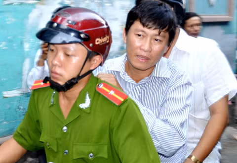 Nhà báo Hoàng Khương được đưa về cơ quan điều tra. Ảnh: Đ.Đ