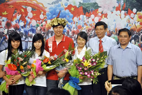 Bí thư Tỉnh uỷ chúc mừng và chụp ảnh lưu niệm cùng Đặng Thái Hoàng và các bạn tại buổi giao lưu..