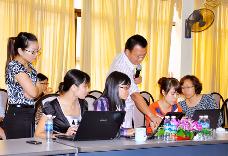 Một buổi trao đổi nghiệp vụ của cán bộ, phóng viên Báo Quảng Ninh.