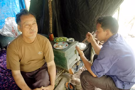 Nơi trú ngụ của “bộ ba” thợ nuôi ong và một bữa cơm đạm bạc.