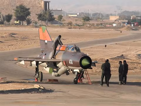 Chiếc MiG-21 mà phi công Syria dùng để đào tẩu được nhìn thấy tại căn cứ King Hussein ở Marfaq, Jordan, hôm qua. Ảnh: AFP