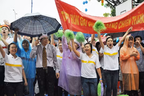 Thầy Hoàng Thế Vinh, Hiệu trưởng trường THPT Hòn Gai cùng đội mưa với các học trò cổ vũ cho Đặng Thái Hoàng.