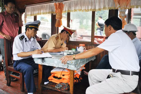 Tháng 5-2012, Ban ATGT tỉnh đã thành lập đoàn kiểm tra liên ngành kiểm tra các phương tiện vận tải khách trên các tuyến ĐTNĐ. Trong ảnh: Kiểm tra điều kiện đảm bảo ATGT đối với các phương tiện chở người làm việc trên biển của Công ty Kho vận Đá Bạc - Vinacomin.