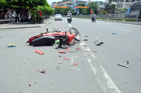 Phần đầu xe máy bị vỡ tung.