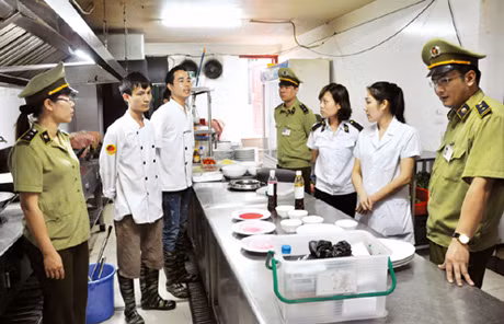 Đội chống hàng giả và Đội QLTT TP Hạ Long, kiểm tra VSATTP tại nhà hàng ở phường Hồng Hà (TP Hạ Long).
