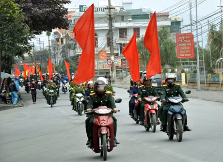 TP Uông Bí xuống đường tuyên truyền phòng chống tội phạm và TNMT.