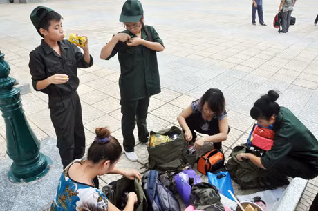 Ngay từ sáng sớm, các em học sinh có mặt tại sân trường chuẩn bị tư trang.