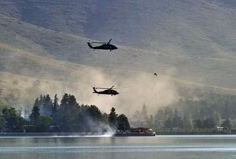Trực thăng của NATO phối hợp với lực lượng an ninh tác chiến tại hiện trường vụ đánh bom, bắt cóc. Ảnh: AFP