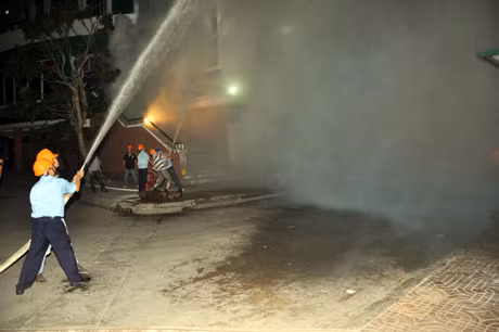 Lực lượng PCCC của Chợ Hạ Long II nhanh chóng tham gia ứng cứu.