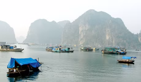 Tàu thuyền gắn máy nhỏ là một trong các tác nhân gây ô nhiễm dầu trên Vịnh Hạ Long. Ảnh: TM