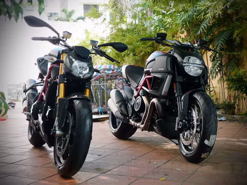 Ducati Streetfighter S 2012 và Diavel Carbon 2012 được Saigonbikes nhập về Việt Nam.