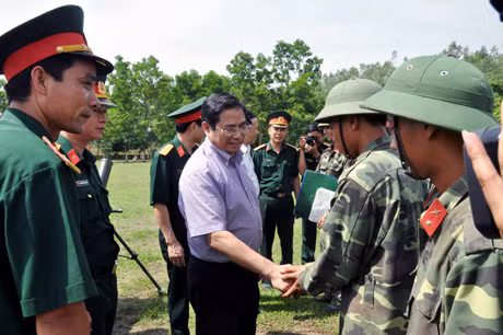 Thăm và động viên chiến sỹ trẻ tiểu đoàn 15.