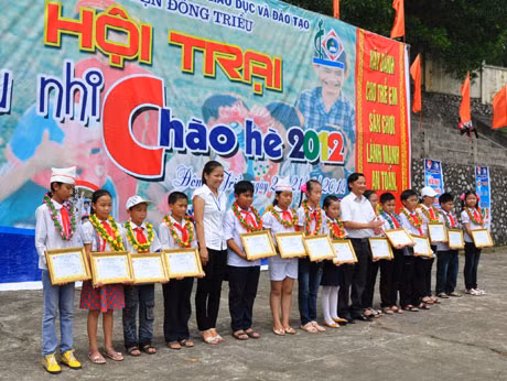 Ban tổ chức hội thi trao giải cho học sinh đạt giải bảng A.